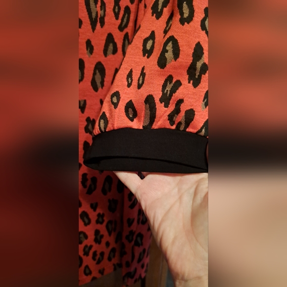 Beautiful Ladies Jade Smocked Neck Leopard Print Blouse, Short Sleeve NWT LRG - Picture 4 of 7